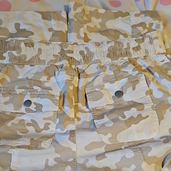 Cato, size 16 Camouflage Capris Cargo Pants - Picture 13 of 15
